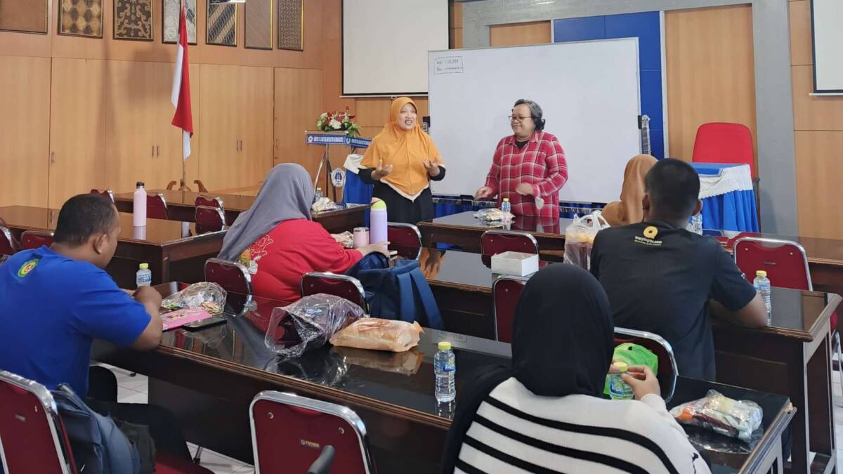 Peserta dari KPSI Solo Raya sedang mengikuti sesi materi di sebuah ruangan. pelatihan menulis buku harian dan journaling bagi difabel psikosial.