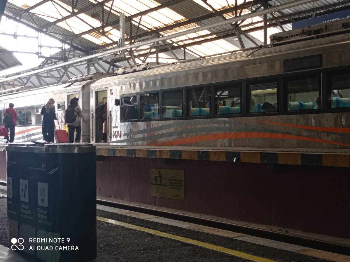 Beberapa penumpang antri memasuki gerbong kereta api di momen mudik lebaran 2026. (Dok. Solidernews/Sri hartanty)