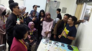 Peserta diskusi melihat prototipe kawasan/lingkungan kota. (Dok. Solidernews/Puji Astuti)