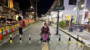 Rahmiatun Nur Khasanah menggunakan kursi roda yang terhambat oleh regol ayom. (Dok. Solidernews/Rahmiatun Nur Khasanah)